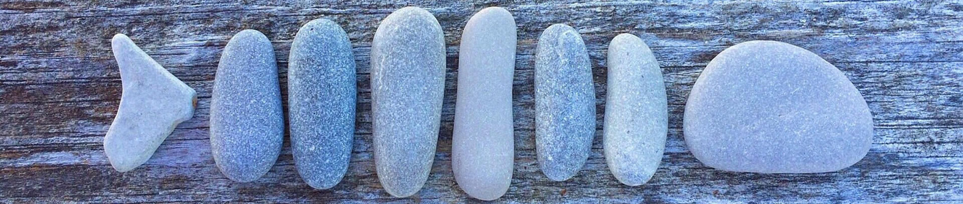 不揃いの石も並べ方次第で意味のある形に