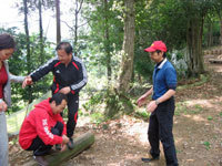 みんなで支えて助け出す画像